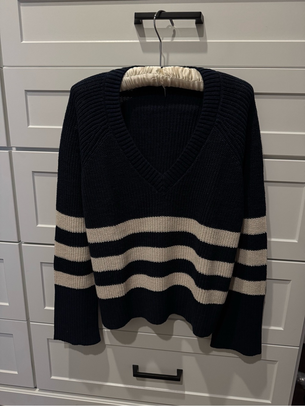 Women’s Faherty V-Neck Striped Knit Sweater in Navy and Cream NEW Small